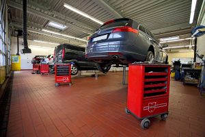 Pkw-Service in einer Werkstatt des Autohauses König & Partner