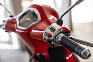 Nahaufnahme Lenker rote Vespa - Rollerhändler Meiningen Motorroller kaufen