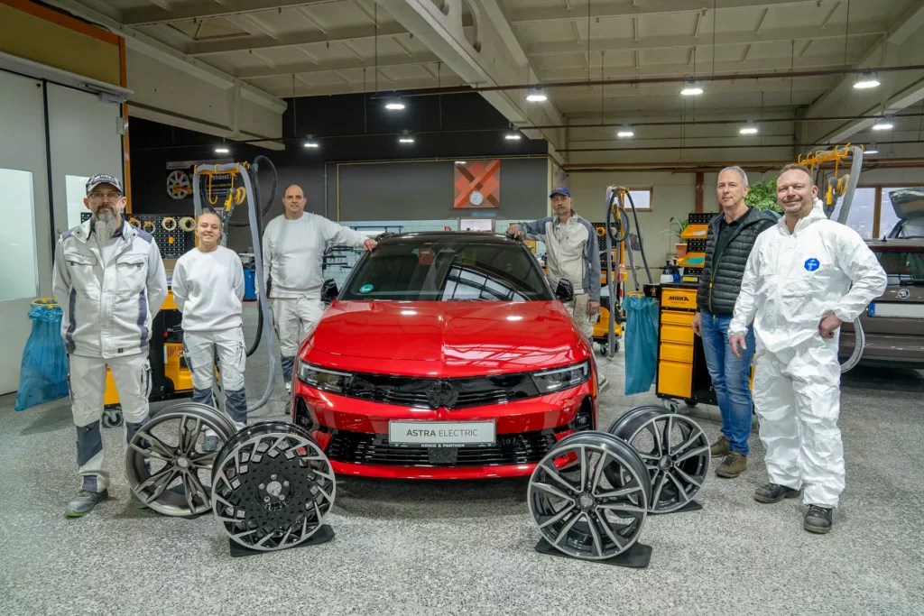 Das Team der Lackiererei und Unfallinstandsetzung von Autohaus König & Partner repariert alle Schäden an Lack und Karosserie.