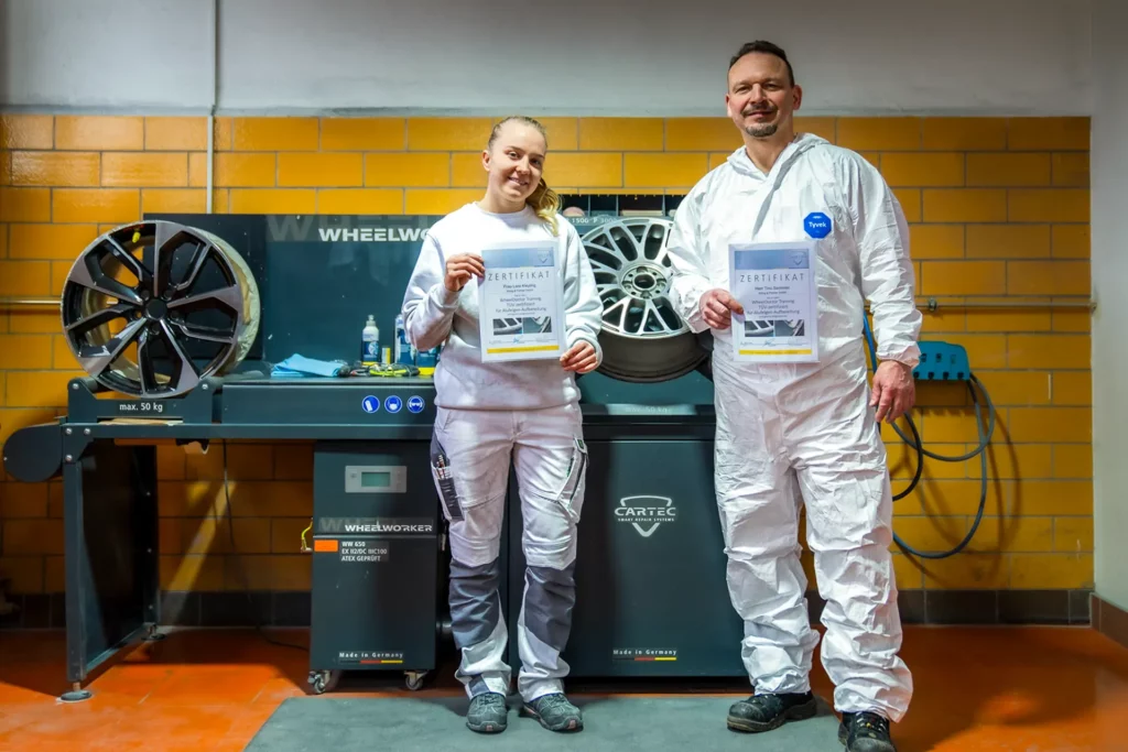 Lara Kleyling und Tino Semmler der Lackiererei und Unfallinstandsetzung von Autohaus König & Partner haben erfolgreich am WheelDoctor-Training zur Alufelgen-Aufbereitung teilgenommen.