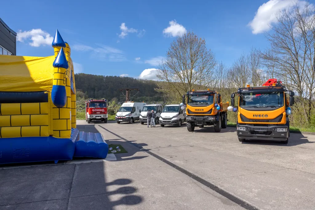 Hüpfburg und IVECO-Fahrzeuge auf dem unteren Hof