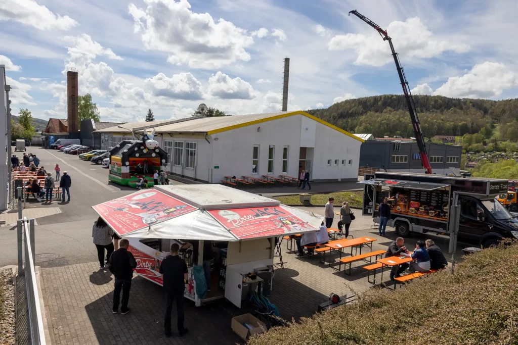 Überblick: Hüpfburg, Foodtruck und Getränkewagen