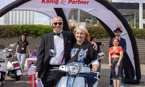Don Silvio und Sandra Wedel mit Hauptgewinn Motorroller lächeln in Kamera