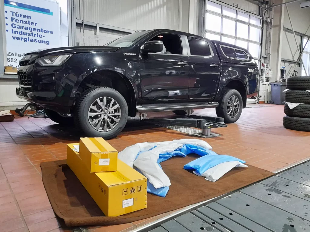 ISUZU Pick-up in der Werkstatt während des Fahrzeugumbaus vor dem Nachrüsten des V-CROSS Design Kit