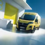 Opel Nutzfahrzeug Movano: gelber Transporter vor Lagerhalle