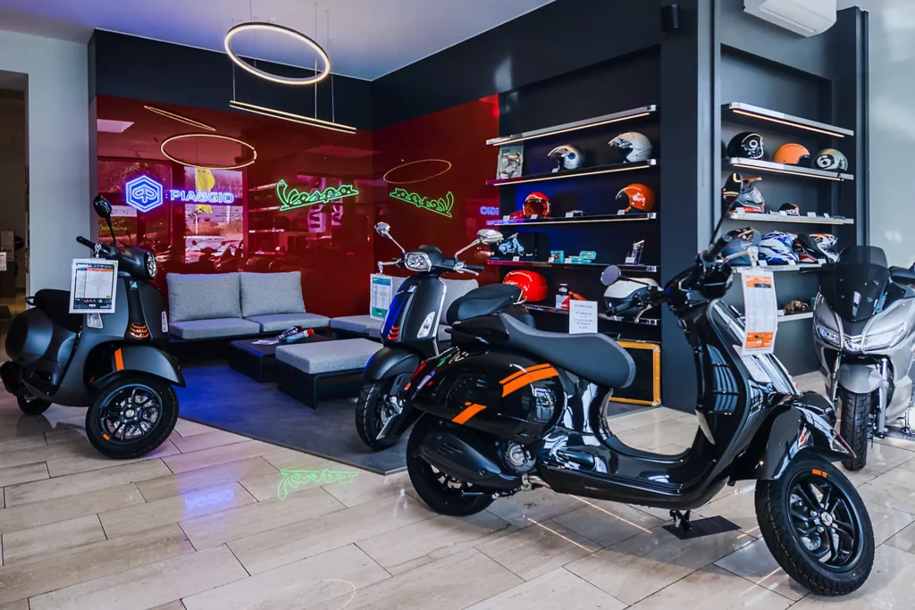 Rollerino-Verkaufsräume mit Motorrollern von Vespa, Piaggio und Aprilia der aktuellen Roller-Saison