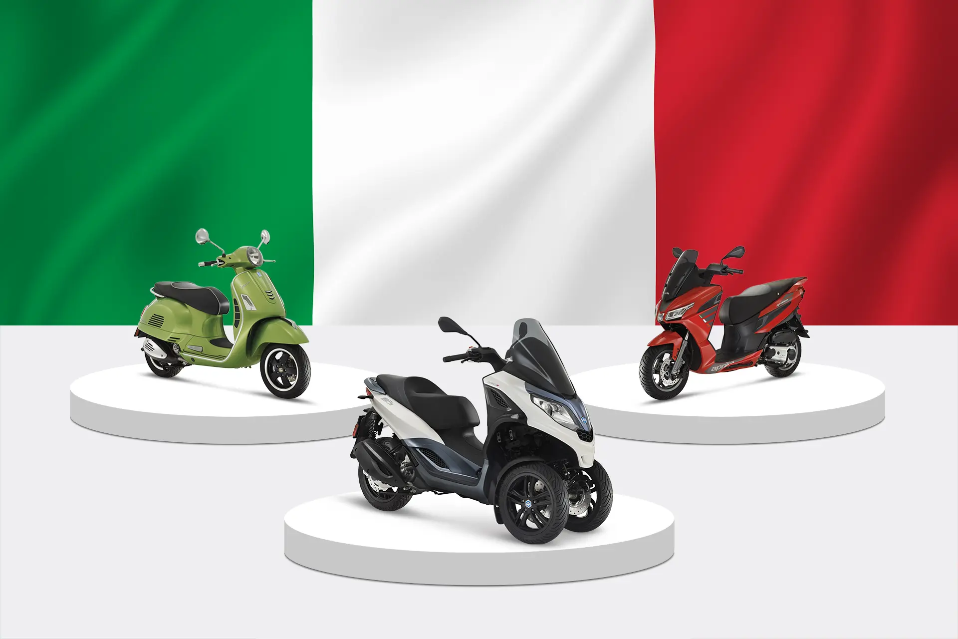 Motorroller von Vespa, Piaggio und Aprilia auf weißen Podesten mit großer Italienflagge im Hintergrund (Symbolbild Rollerbörse)